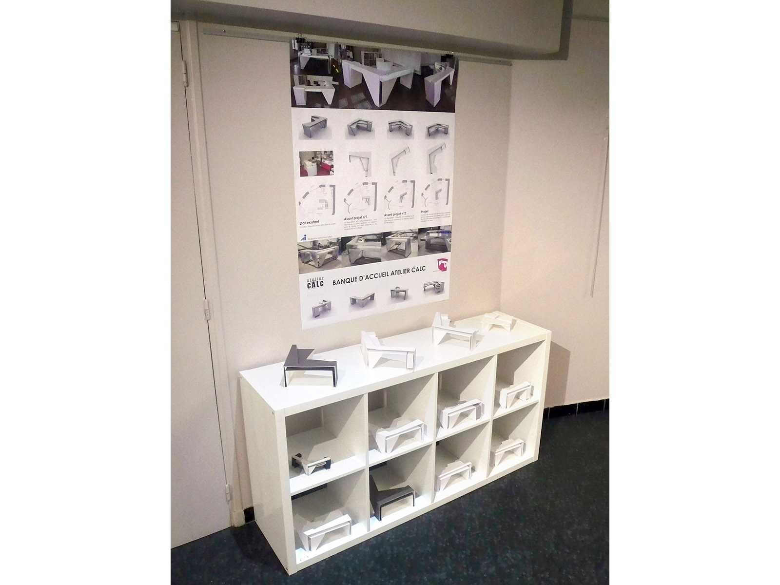 Panneau de présentation et maquette de la banque d'accueil