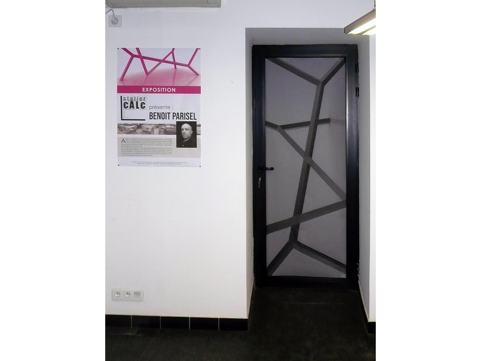 Calque imprimé reprenant le motif du flyer et collé sur une porte vitrée